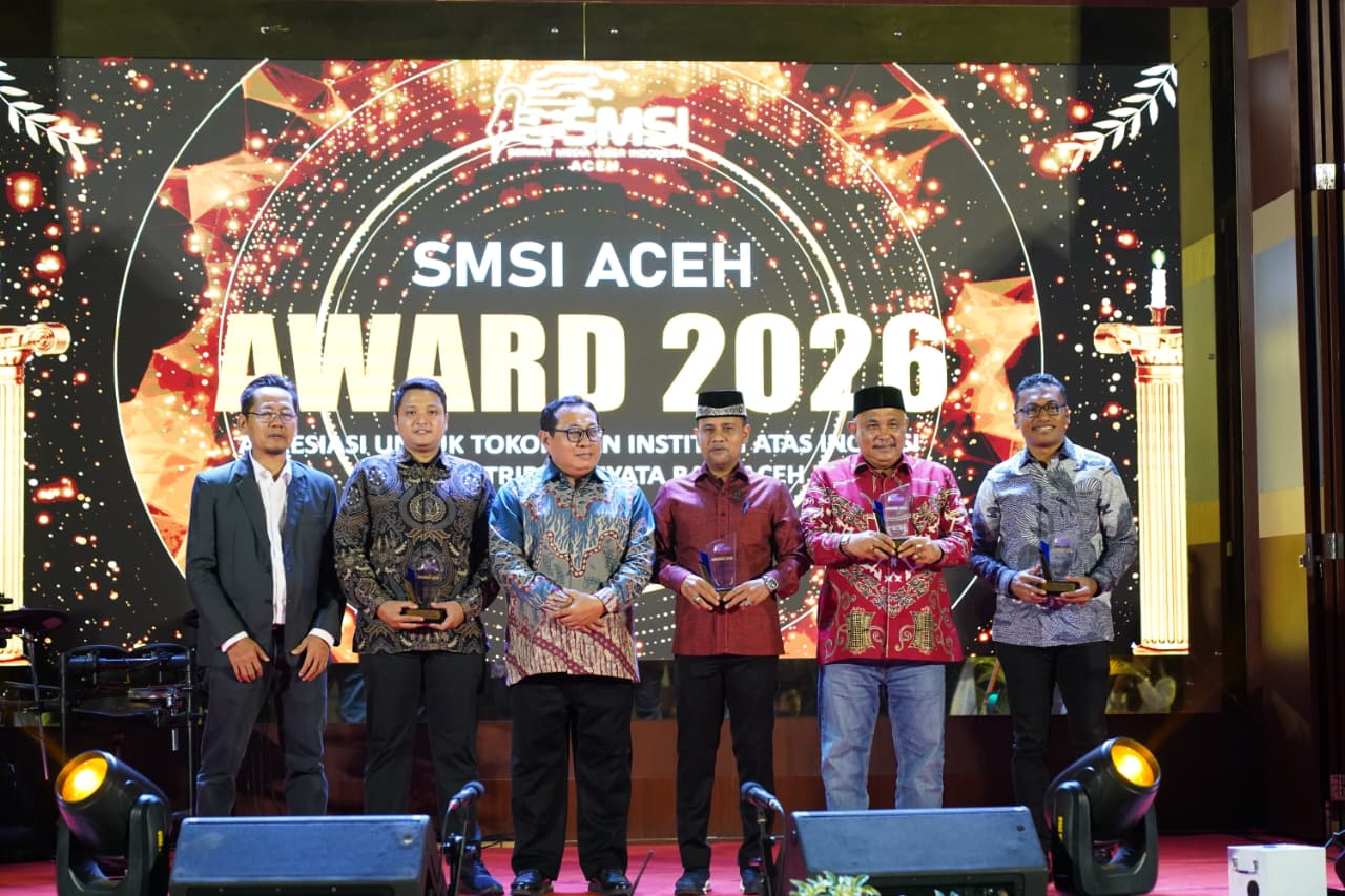 Yahdi Hasan Terima Penghargaan Tokoh Inspiratif dari SMSI Aceh