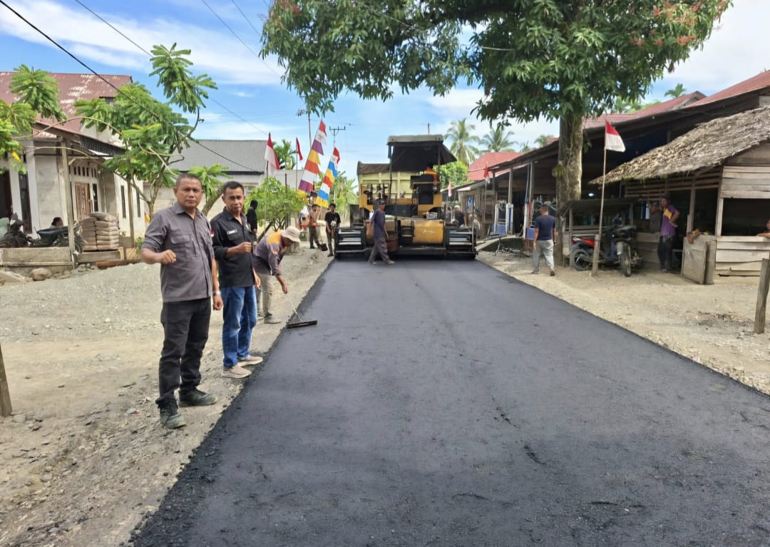 Pulihkan Infrastruktur Pascabanjir, PUPR Aceh Barat Aspal Jalan Pulo Teungoh–Keutambang
