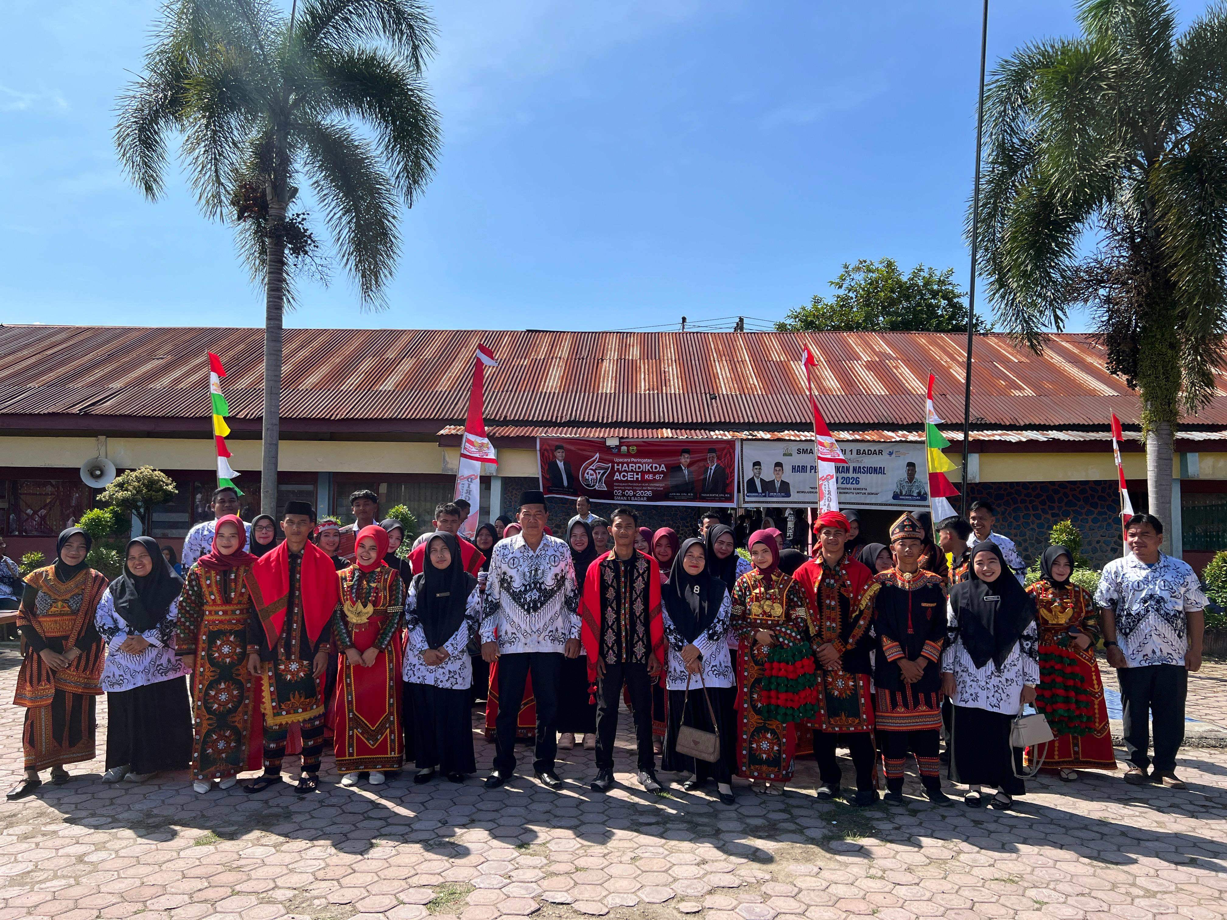 Kepsek Hadian Munthe SMAN 1 Badar Cetak Siswa Berakhlak dan Berbudaya